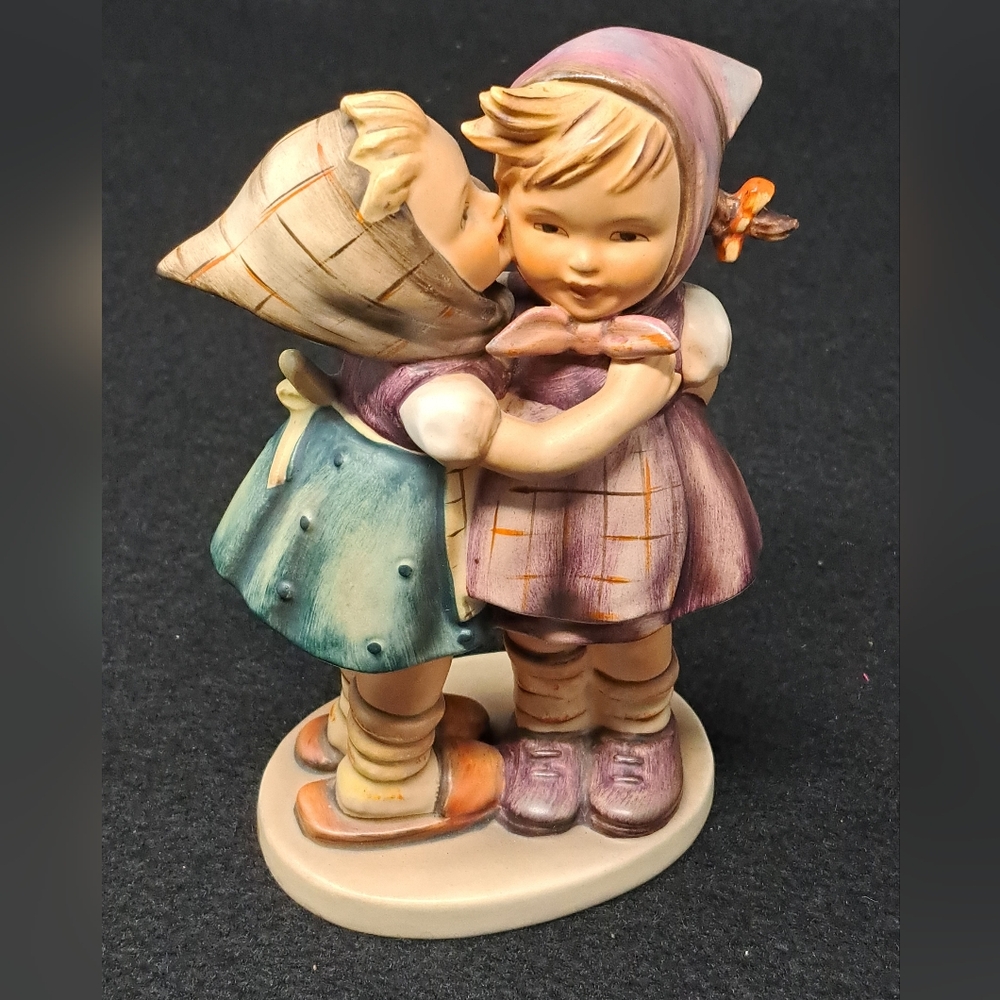 Hummel - Telling Her Secret’ Figurine  196/0 - W. Goebel - 1948 Full Bee
